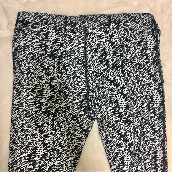 Nike Drifit Crop Black & White Print Legging Size Medium - Picture 5 of 7